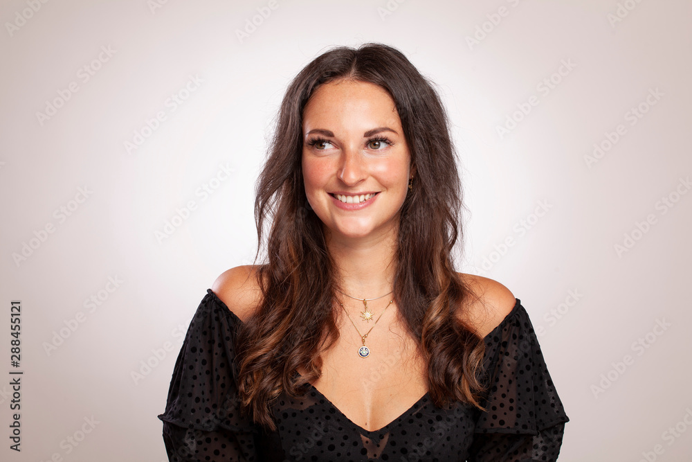Junge Frau Braune Haare Business mit Whitespace schaut zur Seite Junge Frau Braune Haare Business mit Whitespace schaut zur Seite