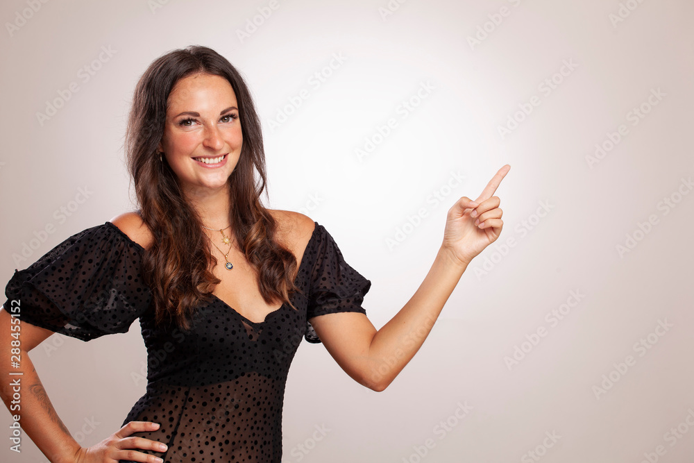 Junge Frau Braune Haare Business mit Whitespace zeigt mit dem Finger, zeigen Junge Frau Braune Haare Business mit Whitespace zeigt mit dem Finger, zeigen