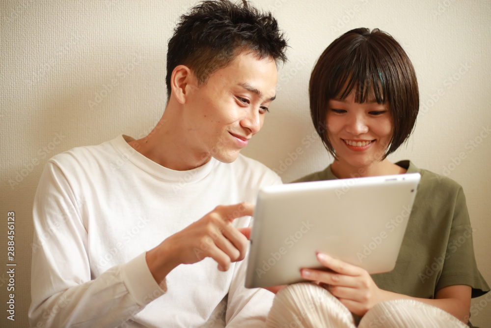 タブレット端末を使うカップル タブレット端末を使うカップル