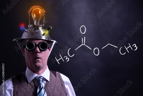 Fotografia Nerd presenting handdrawn chemical formula of ethyl acetate