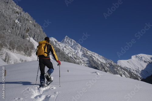Schneeschuhgehen in den Alpen mit viel Neuschnee