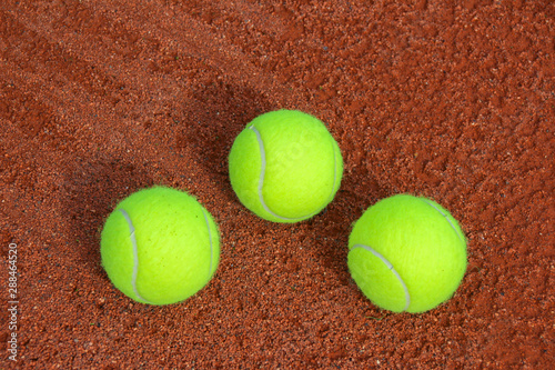 three yellow tennis balls on a tennis court © Friedemann Blümel