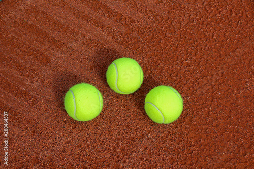 three yellow tennis balls on a tennis court © Friedemann Blümel