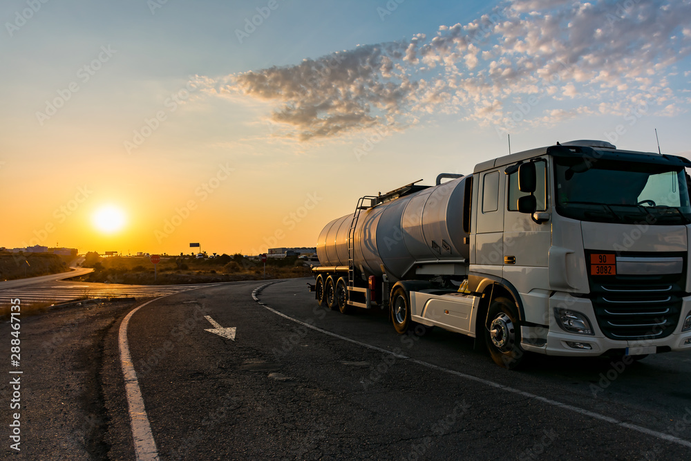 Obraz premium Camion cisterna de mercancias peligrosas