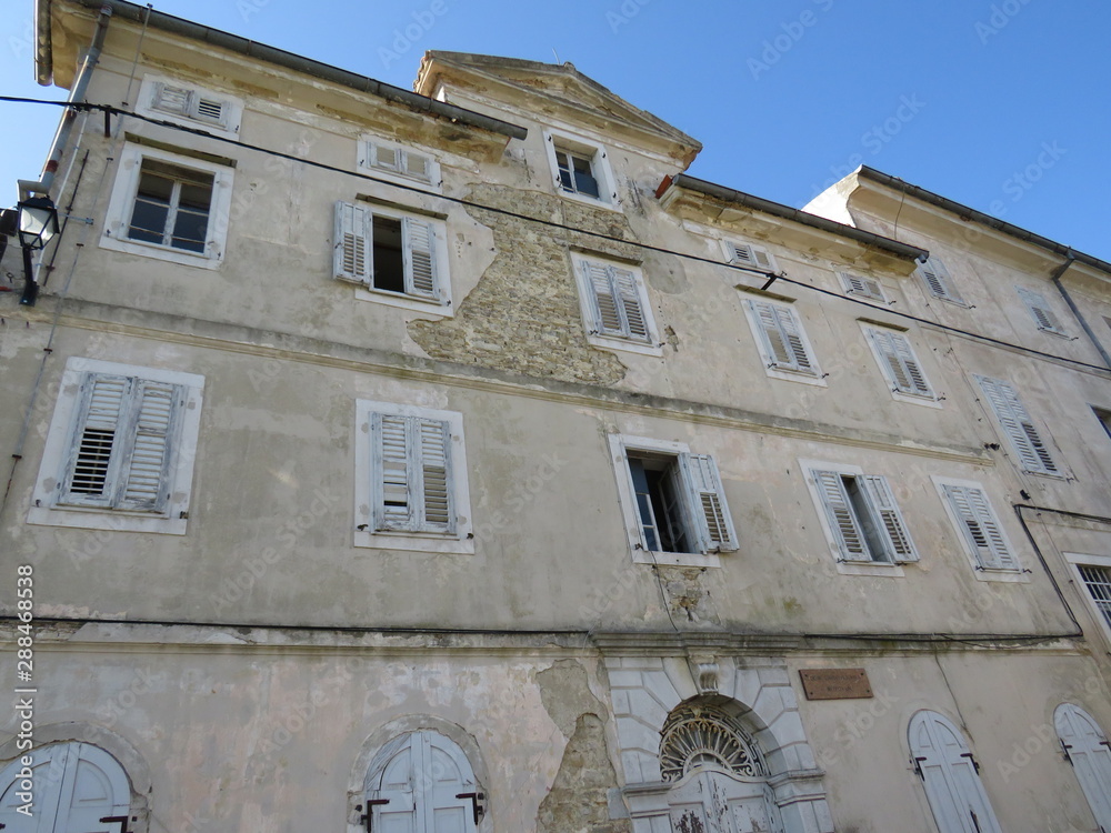 Alles verfallenenes Gebäude in Motovun (Kroatien)