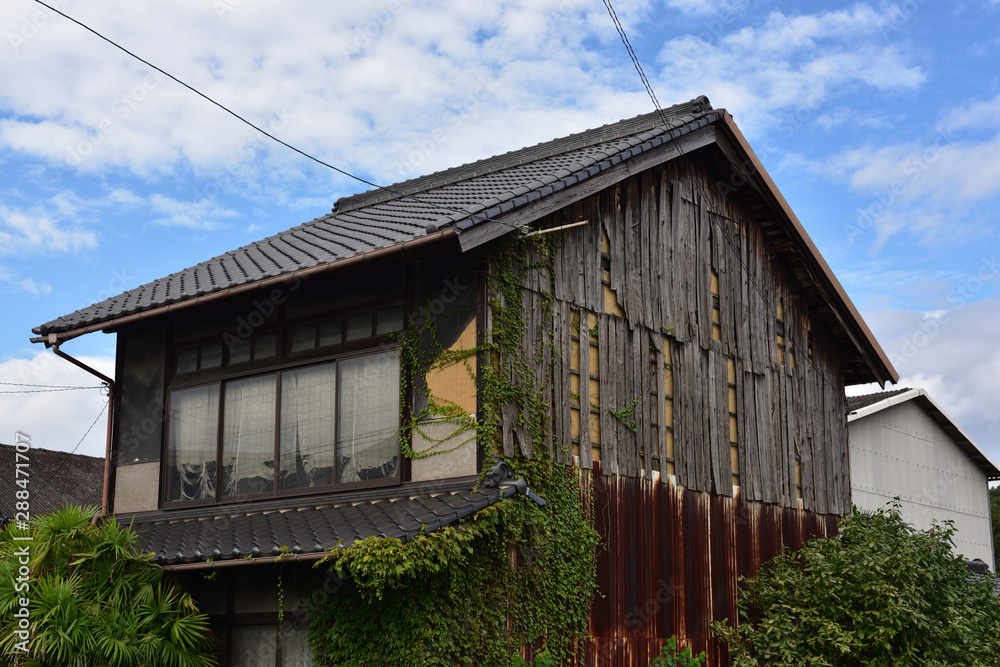 日本の岡山県笠岡市で見つけた古くて美しい建物