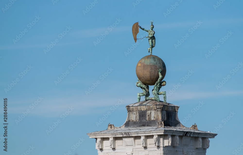 Obraz premium The weather vane sculpture at Punta della Dogana