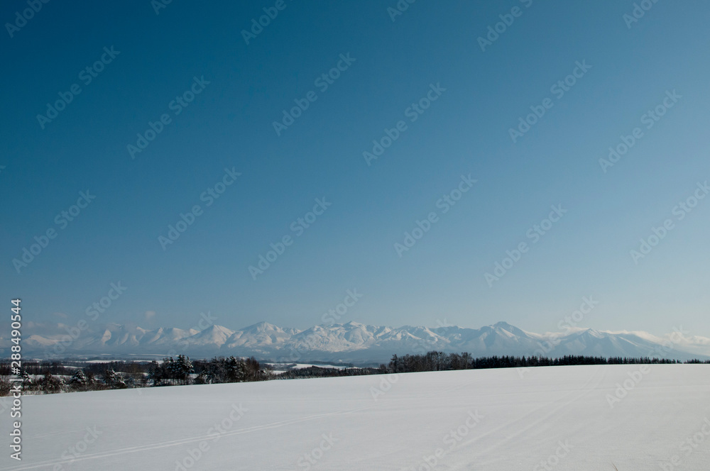 青空と雪の山脈　十勝岳連峰