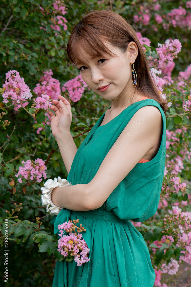 ピンクの花と若い女性 ピンクの花と若い女性