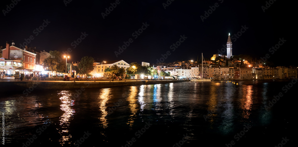 historische Altstadt Rovinj, schön beleuchtet in der Nacht. Touristenort Istrien Kroatien