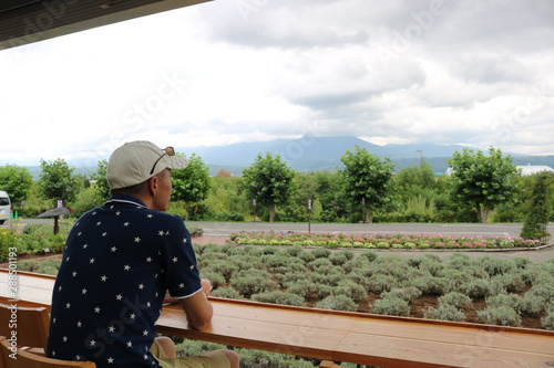 Man and sky 空を眺める男 欣賞風景的男人 