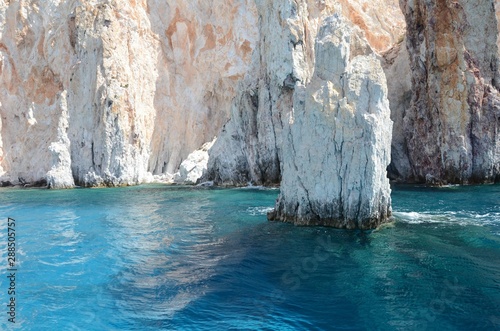 eau turquoise et rocher blanc