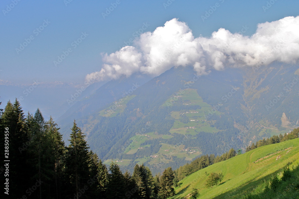 Wolkenspiel über den Bergen bei Schenna Südtirol 