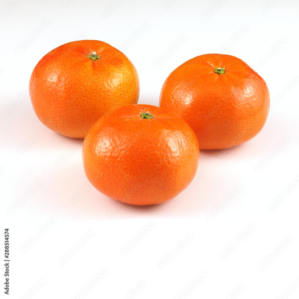 Drei frische, saftige Mandarinen auf weißem Hintergrund Drei frische, saftige Mandarinen auf weißem Hintergrund