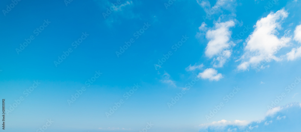 Obraz premium White clouds and blue sky