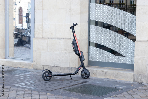 Trottinette garée sur le trottoir