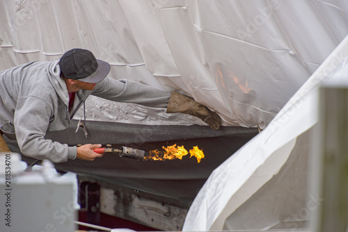 Foto Applying heat to shrink wrap the yacht