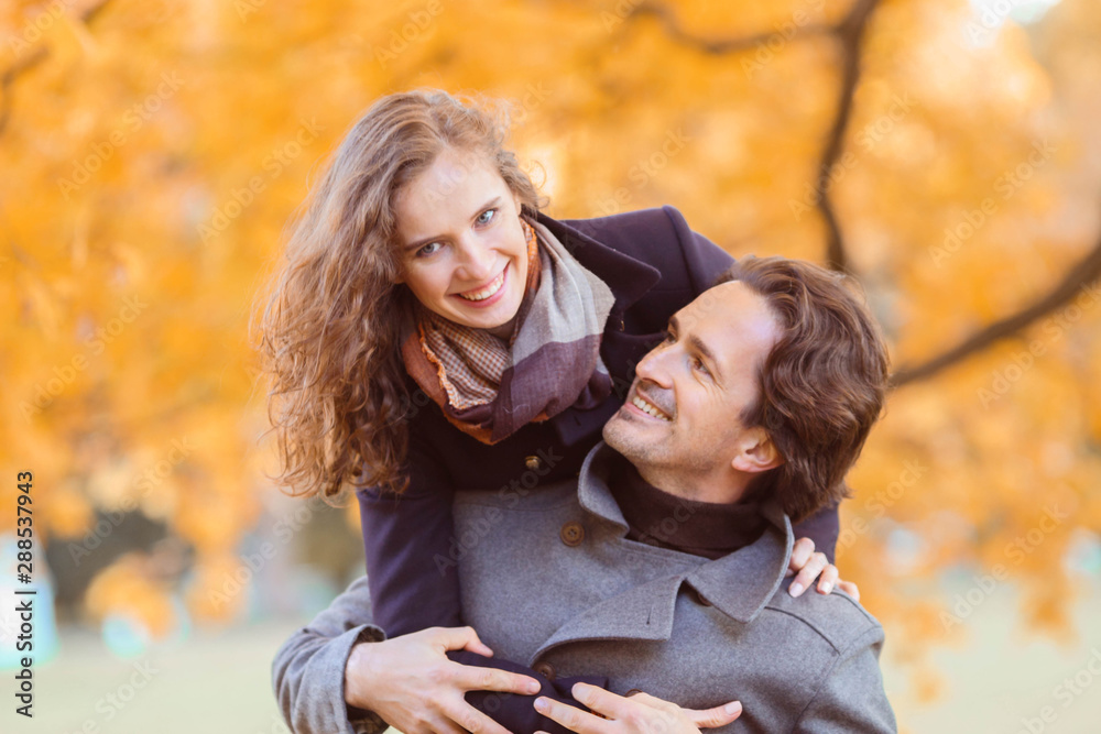 Fototapeta premium Couple in autumn park