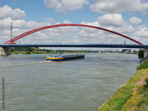 Transport von Gütern auf dem Rhein, mit einem Binnenschiff © strubel