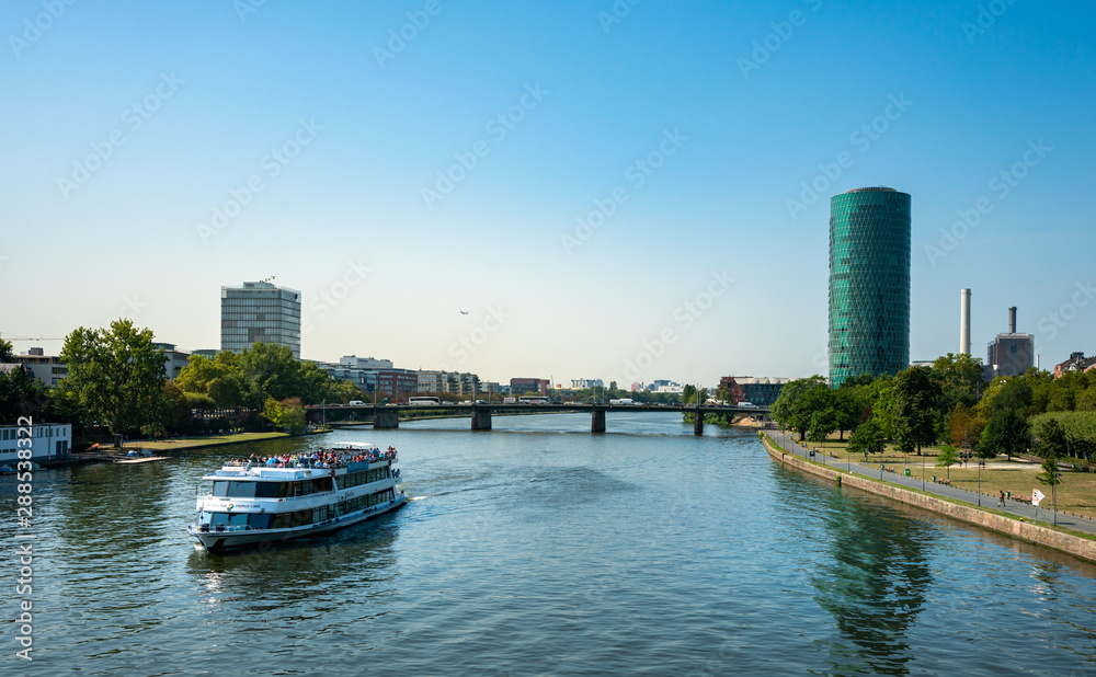 Der Main am Westhafentower in Frankfrut