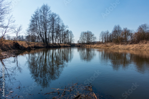 Rzeka Wkra wczesna wiosna photo