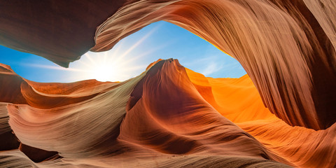 Sierkussen Bordeaux Golvende zandstenen in Antelope Canyon  © emotionpicture