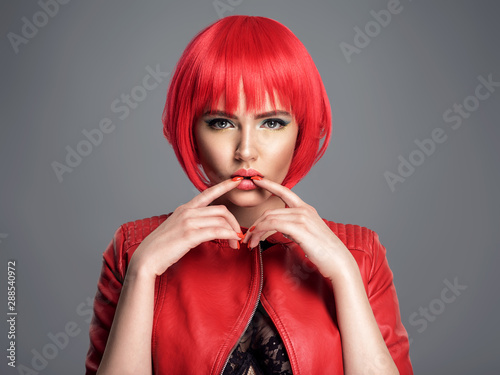 Stampa su tela Beautiful sexy woman with bright red bob hairstyle