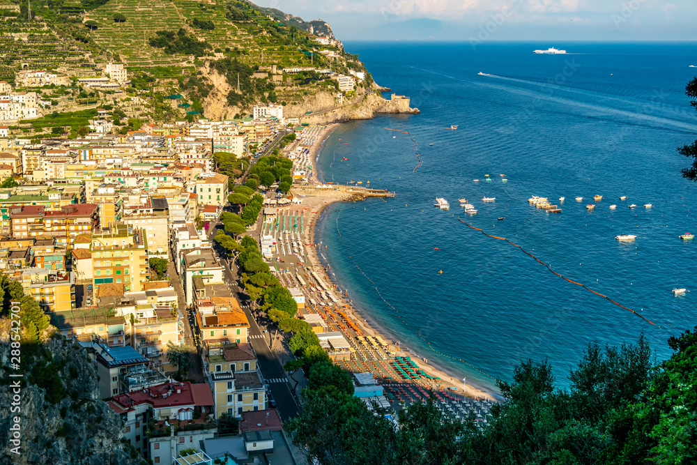 Vista dall'alto sul villaggio di Maiori lungo la costiera Amalfitana, Campania - Italia