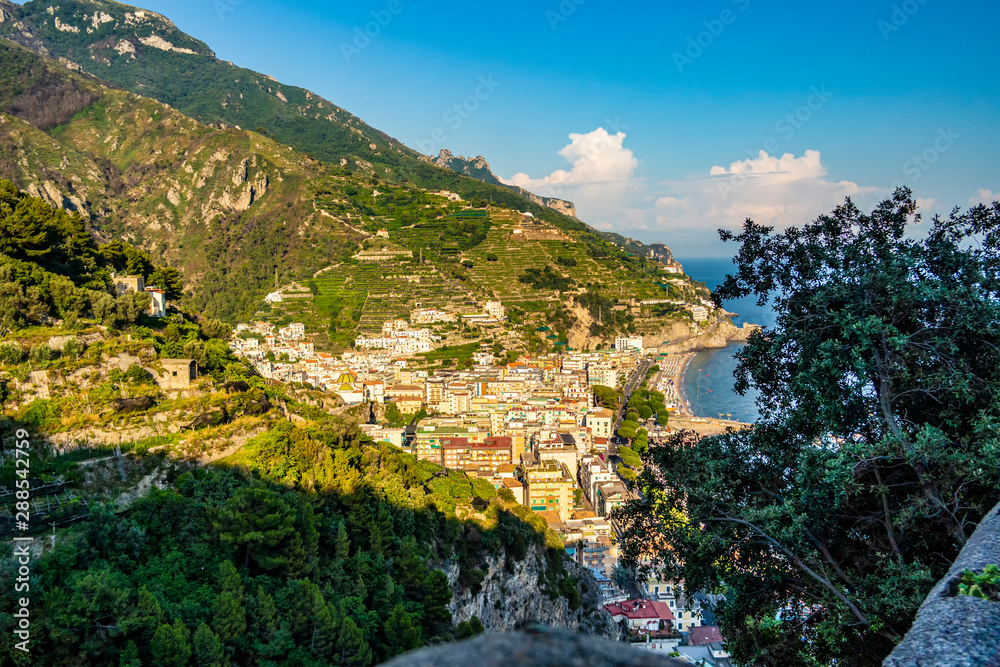 Vista dall'alto sul villaggio di Maiori lungo la costiera Amalfitana, Campania - Italia