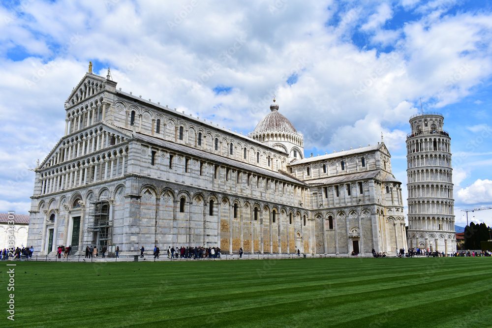 Il Duomo di Santa Maria Assunta e la Torre di Pisa da piazza dei Miracoli