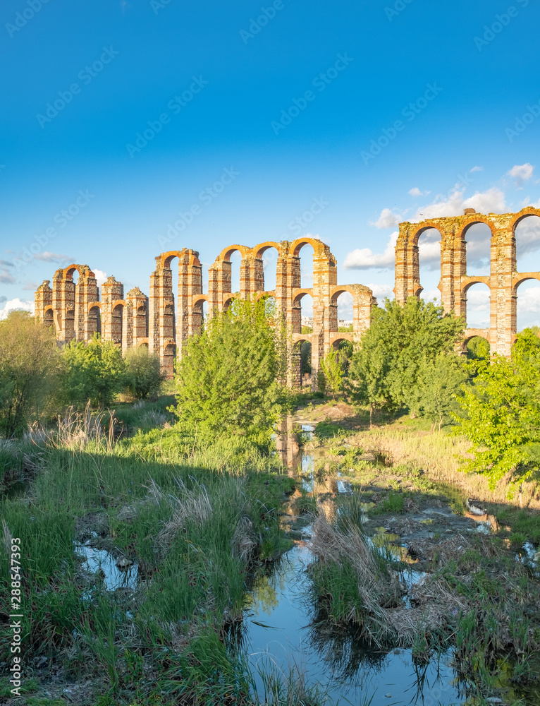 Fototapeta premium Panoramic view of the famous aqueduct called Los Milagros, located in Mérida, capital of the ancient Lusitania in Roman times