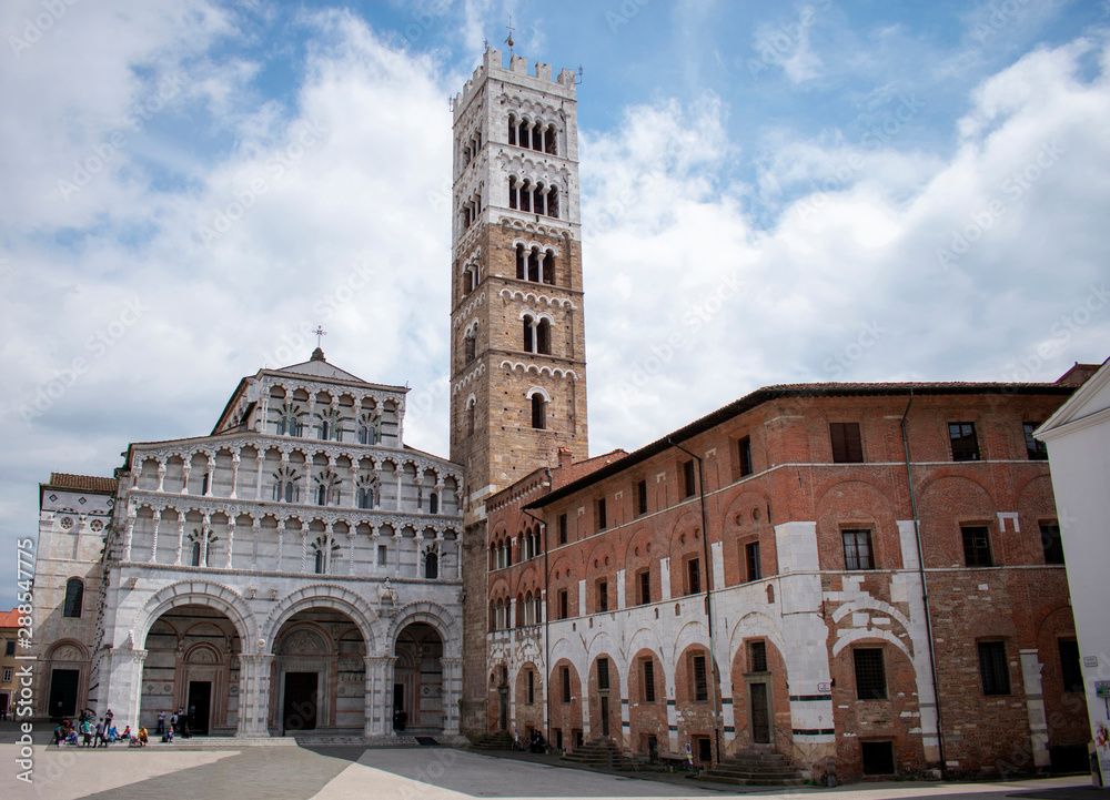 La piazza del Duomo di San Martino a Lucca