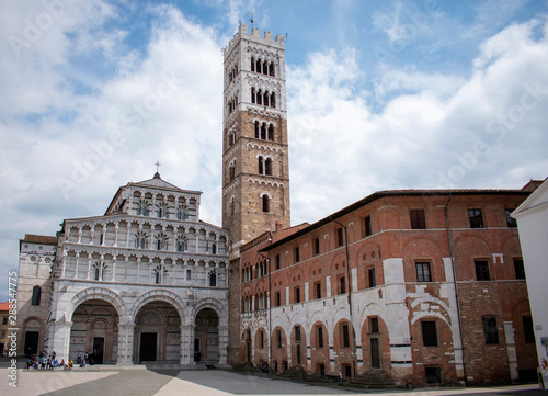 La piazza del Duomo di San Martino a Lucca