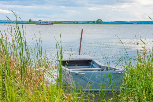 Fototapeta Naklejka Na Ścianę i Meble -  Fischerboot im Nerosee bei Rostow, Jaroslawl Region, Russland