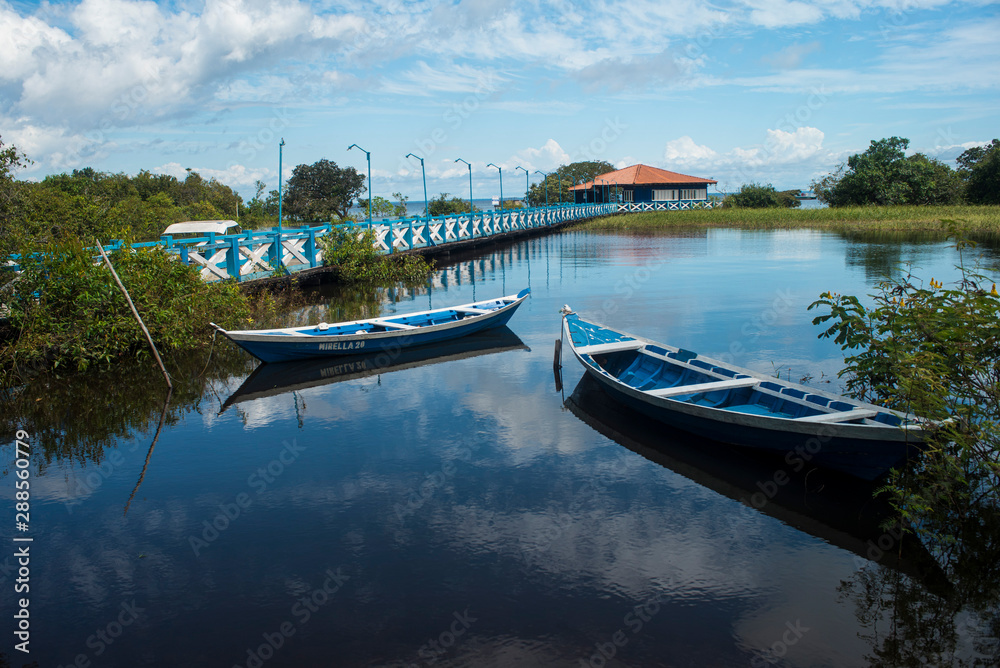 Fototapeta premium Barcos em rio de água doce