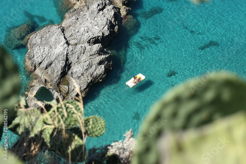 Mit dem Tretboot in Kalabrien auf glasklarem Wasser in einer Traumhafen Bucht mit Sandstrand 6 photo