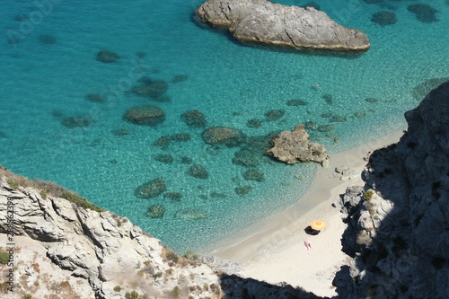Einsamer Strand in Kalabrien und glasklares Wasser in einer Traumhafen Bucht mit Sandstrand 1