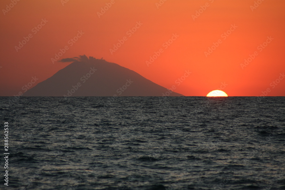 Stromboli Vulkan bei Sonnenuntergang in Süditalien Kalabrien 1