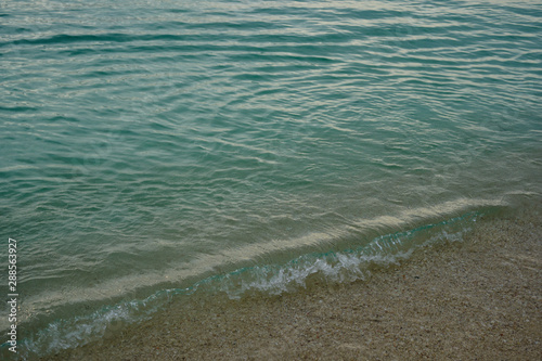 Fototapeta Naklejka Na Ścianę i Meble -  Crystal clear waters on seven mile beach in the Cayman Islands