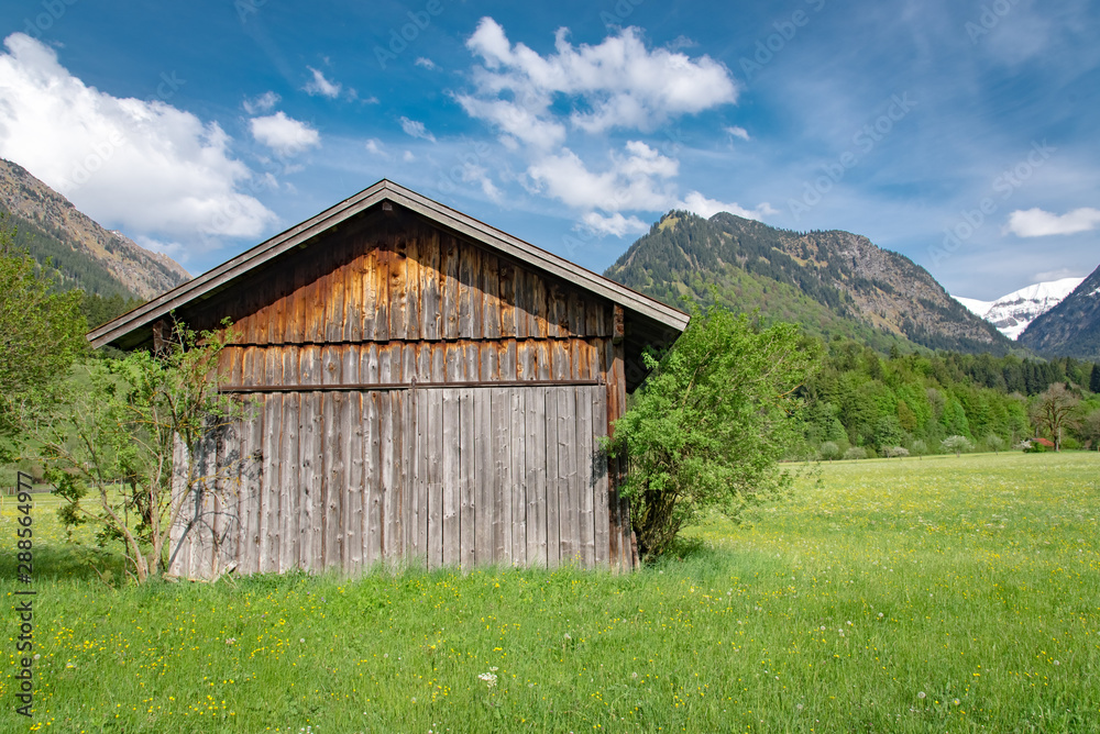 Schöne alte verwitterte Scheune in einer bayrischen Landschaft Schöne alte verwitterte Scheune in einer bayrischen Landschaft
