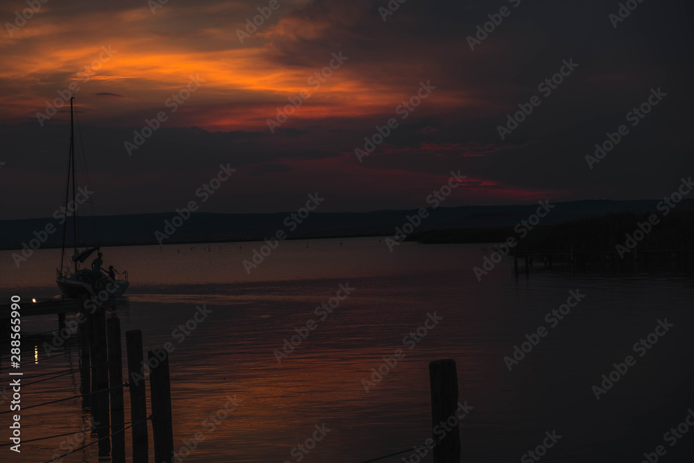 Sonnenuntergang mit Boot am See