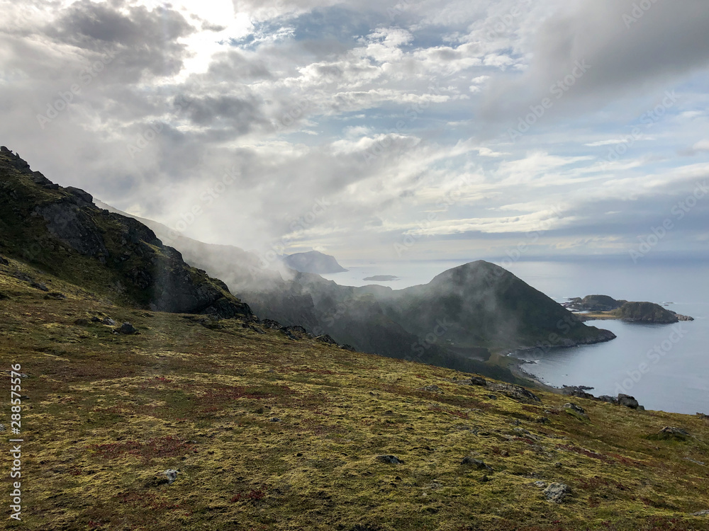 Küste Norwegen mit Nebel und Wolken