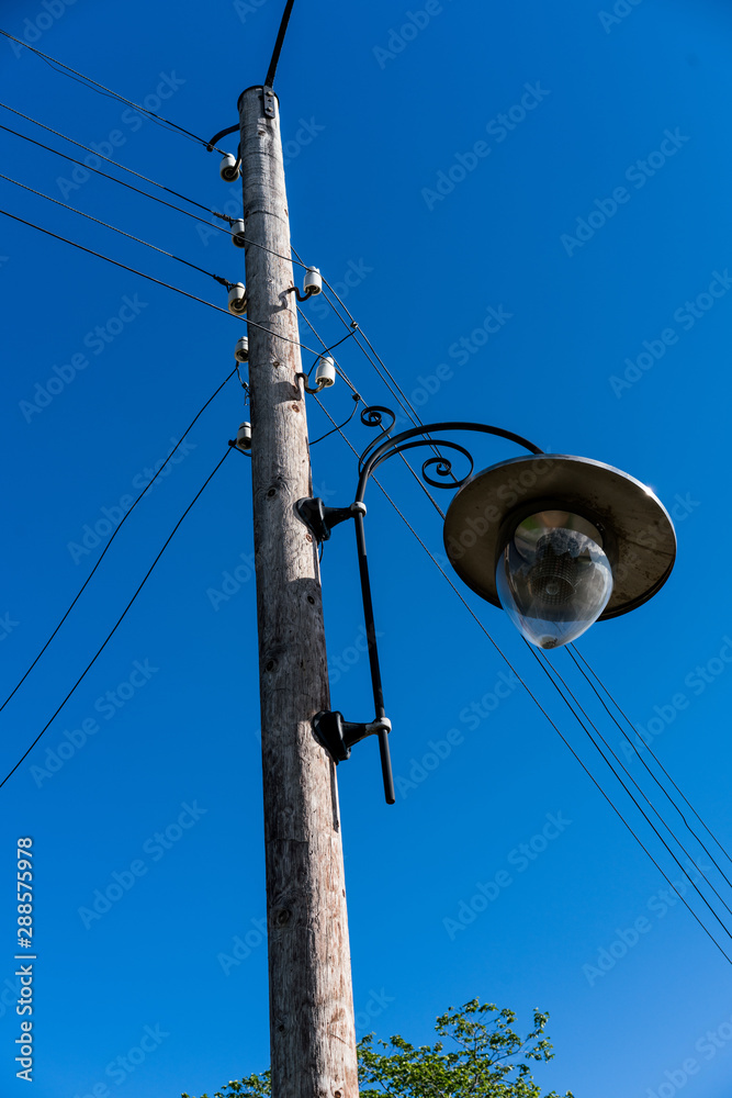 Alte Straßenlaterne am Holzmast (Detail)