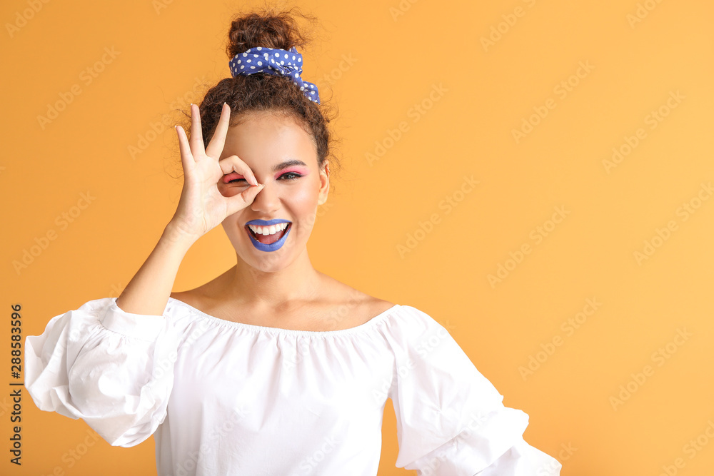 Portrait of fashionable young African-American woman on color background - obrazy, fototapety, plakaty 