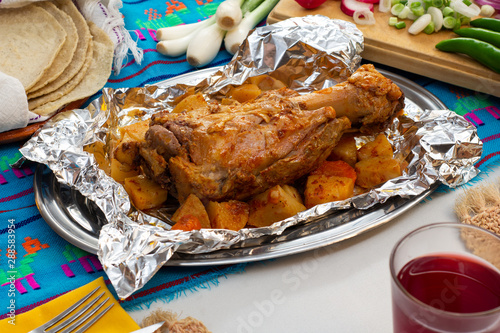 chamorro de cerdo adobado preparado al vapor