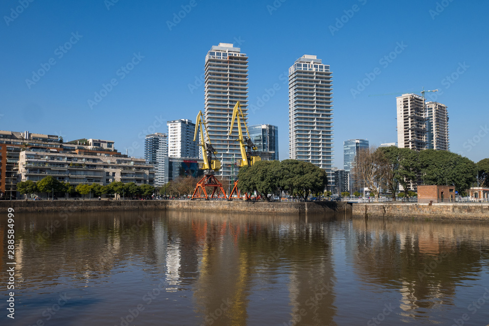 Obraz premium Puerto Madero es uno de los barrios más nuevos y exclusivos de la ciudad de Buenos Aires. Tiene un entorno muy agradable para pasear y comer en las terrazas de sus bares y restaurantes.