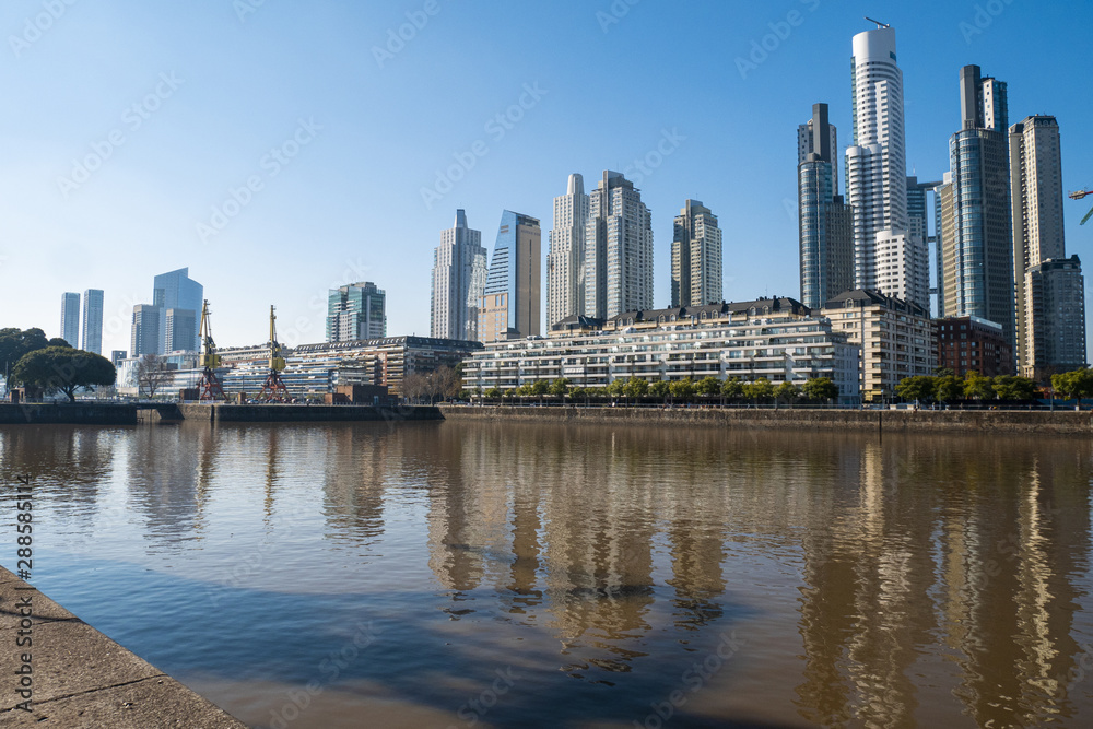 Obraz premium Puerto Madero es uno de los barrios más nuevos y exclusivos de la ciudad de Buenos Aires. Tiene un entorno muy agradable para pasear y comer en las terrazas de sus bares y restaurantes.