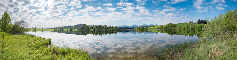 Breitbildformat - Klarer Bergsee im Ällgäu