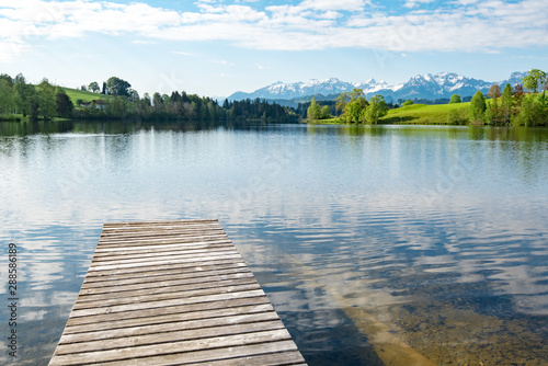 Spiegelungen in einen klarem Bergsee im Allgäu