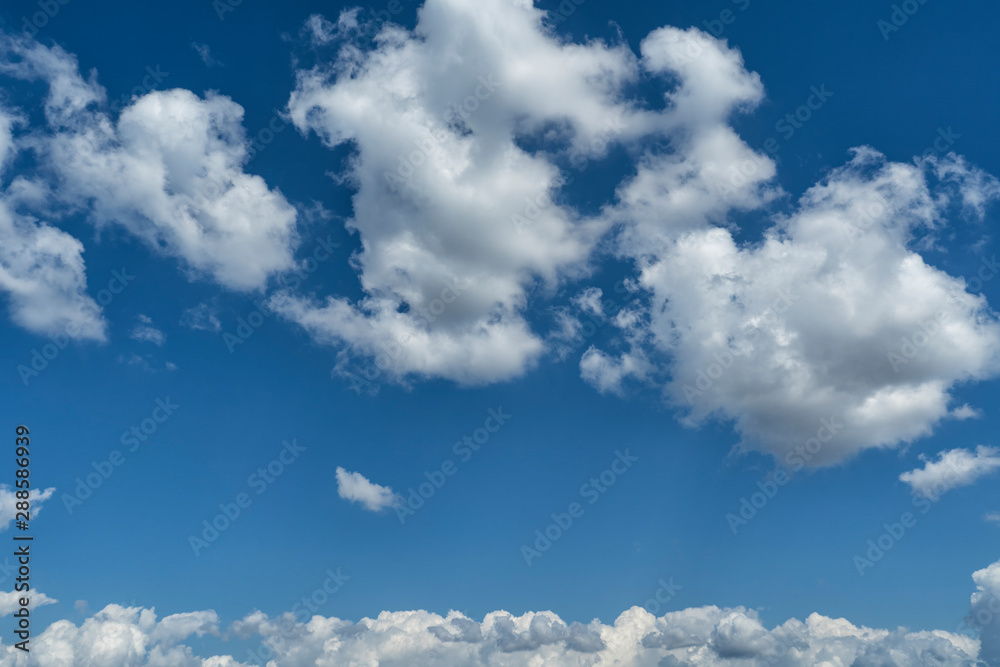 Obraz premium White clouds in the blue sky